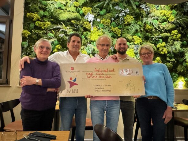 Remise d'un chèque de 1720€ par la Casa Père et fils, restaurant tenu par Michel. Présent sur la photo avec le Père Denis Ledogar.