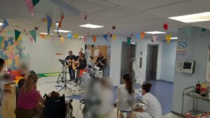 Musiciens qui font un concert pour les enfants malades