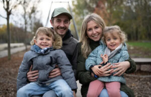 Famille de Sacha avec son papa qui le tient sur les genoux, sa maman à droite avec sa petite soeur.