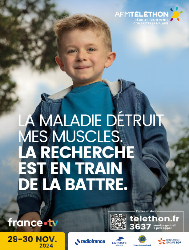 Affiche du AFMtéléton avec le petit Sacha grand et fière. "La maladie détruit mes muscles. La recherche est en train de la battre."