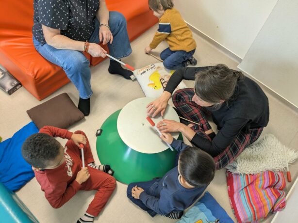 Atelier musicothérapie animé par Aline Weiss accompagnant des jeunes enfants porteurs du trouble du spectre autistique.