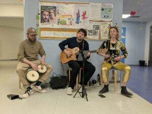 L'Association La Sonora Internacional en concert dans le service pédiatrie pour Mardi Gras