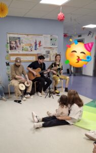 l’Association La Sonora Internacional en concert dans le service pédiatrie pour les enfants malades à l'occasion de mardi gras